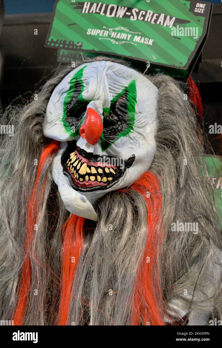 Costumes d'Halloween pour enfants en vente dans le magasin Home Bargains, Royaume-Uni, maison hantée Banque D'Images