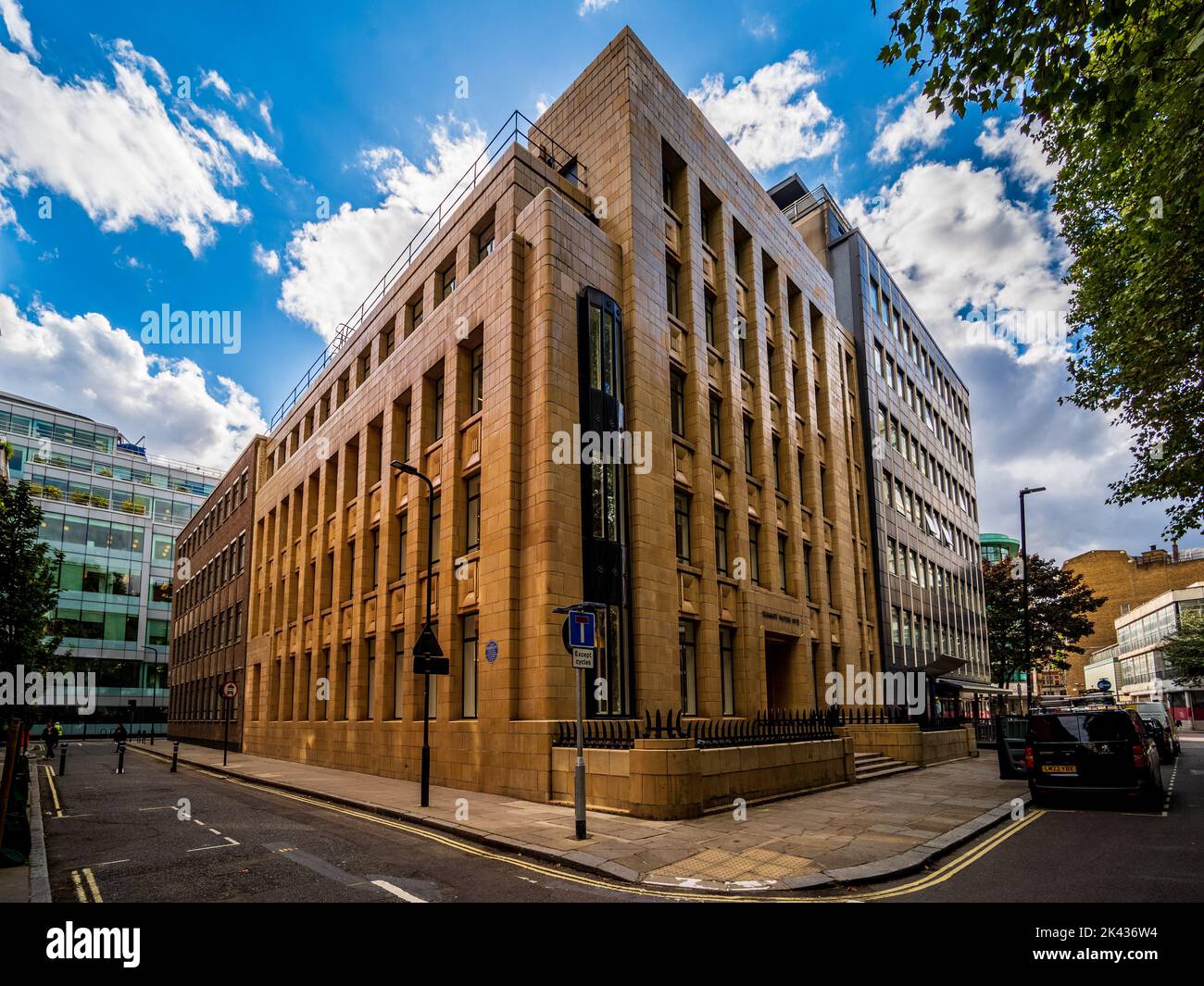 Summit House au 12 Red Lion Square Londres. Construit en 1925 dans un style moderniste. L'architecte Joseph Emberton et Percy Westwood. Art déco Londres. Banque D'Images