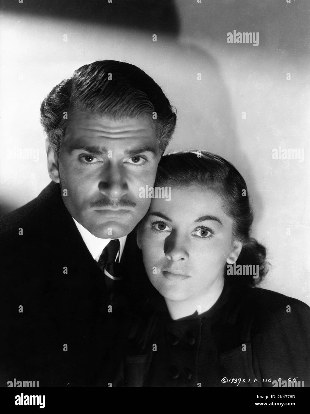 LAURENCE OLIVIER et JOAN FONTAINE Publicité Portrait en REBECCA 1940 réalisateur ALFRED HITCHCOCK roman Daphne du Maurier producteur David O. Selznick Selznick International Pictures / United Artists Banque D'Images