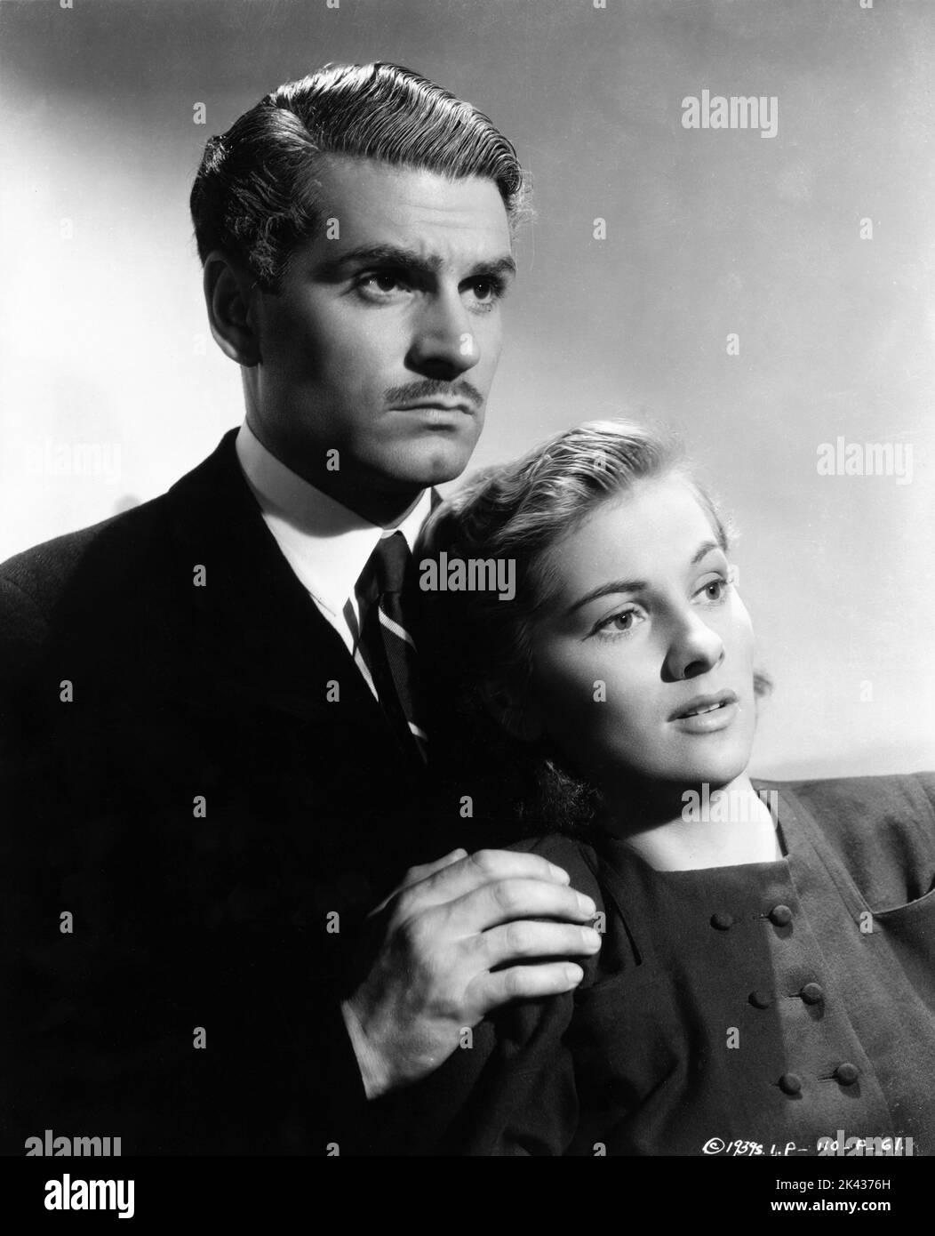 LAURENCE OLIVIER et JOAN FONTAINE Publicité Portrait en REBECCA 1940 réalisateur ALFRED HITCHCOCK roman Daphne du Maurier producteur David O. Selznick Selznick International Pictures / United Artists Banque D'Images