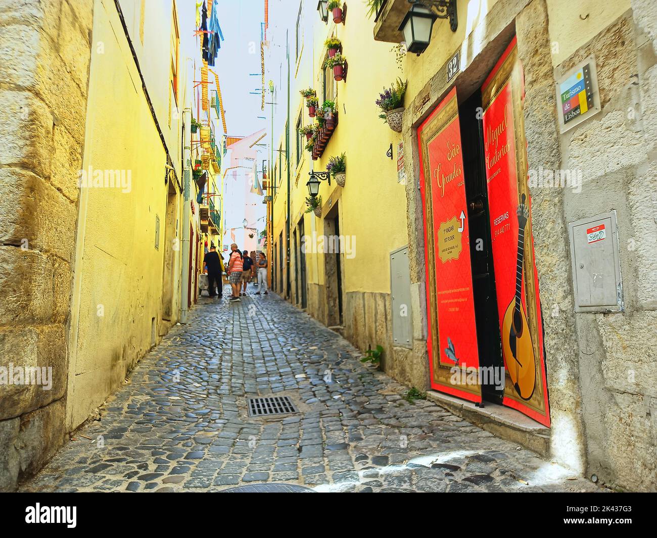 touristes dans les rues de lisbonne,rues de lisbonne,lisboa,ville de lisbonne,lisbonne portugal,portugal lisboan,ville portugaise,vieille ville de lisbonne,vieille ville de lisbonne Banque D'Images