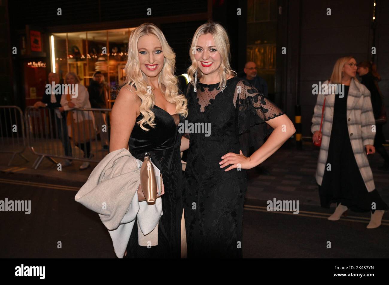 Londres, Royaume-Uni, 29/09/2022, Hayley Palmer et Larissa Eddie arriver au Moulin Rouge! Le Gala musical à l'aide de Teenage cancer Trust au Piccadilly Theatre, Londres, Royaume-Uni. - Jeudi 29 septembre Banque D'Images