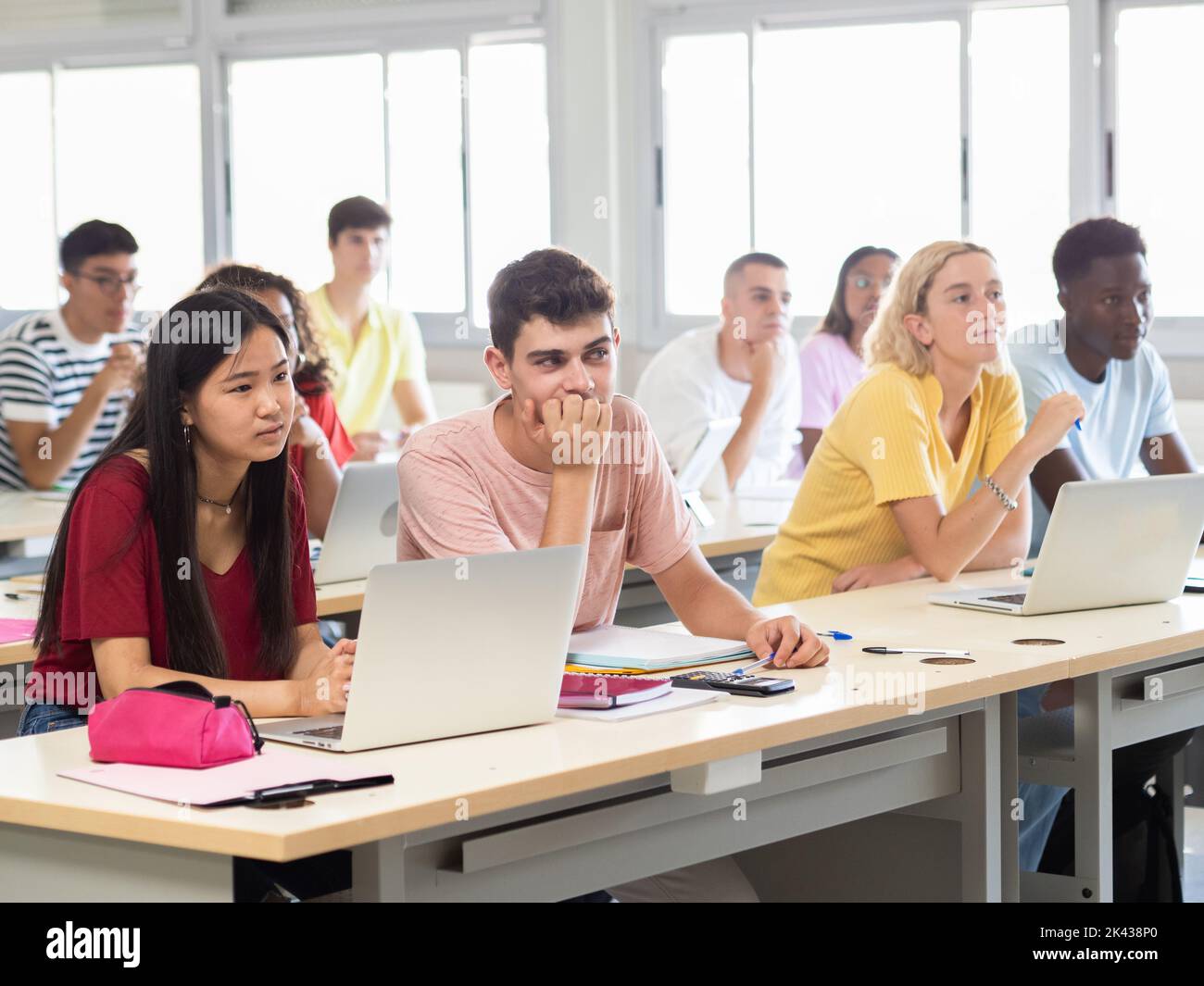 Groupe d'adolescents multiethniques écoutant la leçon en classe Banque D'Images