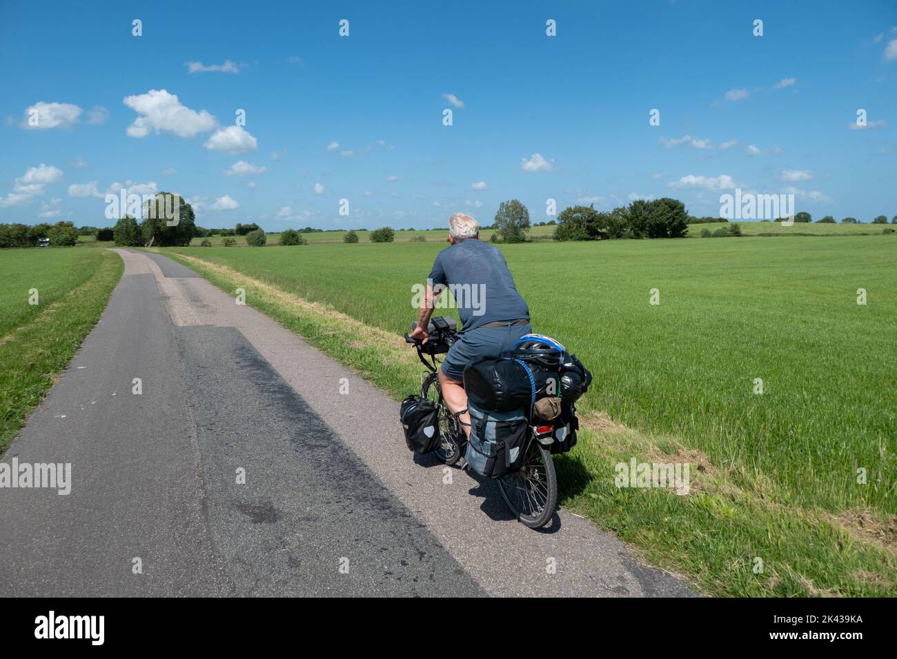 Homme en cycle dans la campagne Jutland, Danemark Banque D'Images