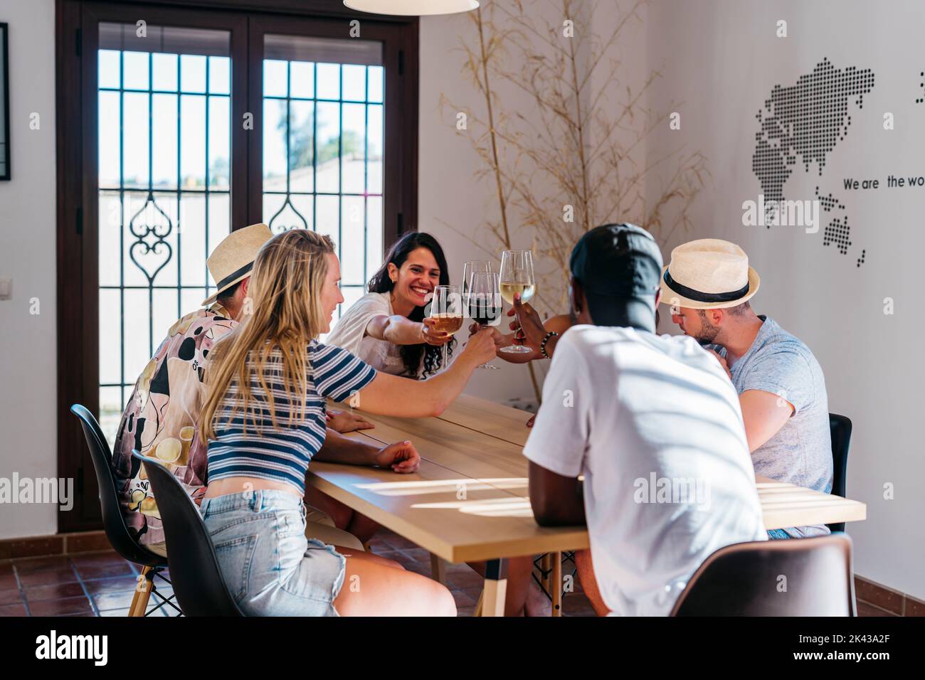 rencontre multiethnique toasts avec du vin tout en jouant des dés Banque D'Images
