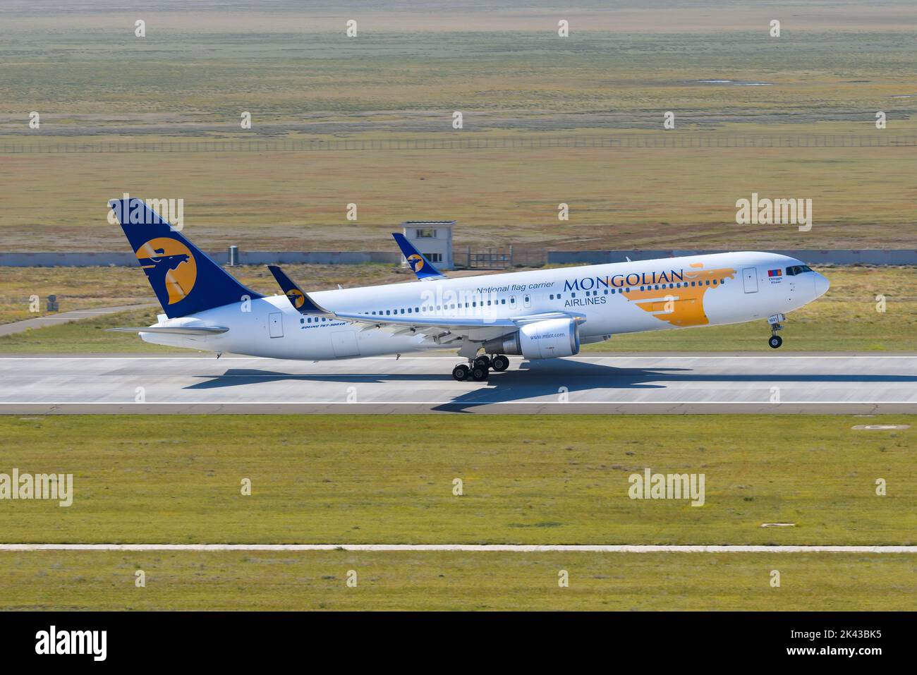Boeing 767 de MIAT Mongolian Airlines à l'aéroport d'Oulaabatar New Airport en Mongolie. Décollage de l'avion B767 de MIAT Airlines. Plan 767-300. Banque D'Images
