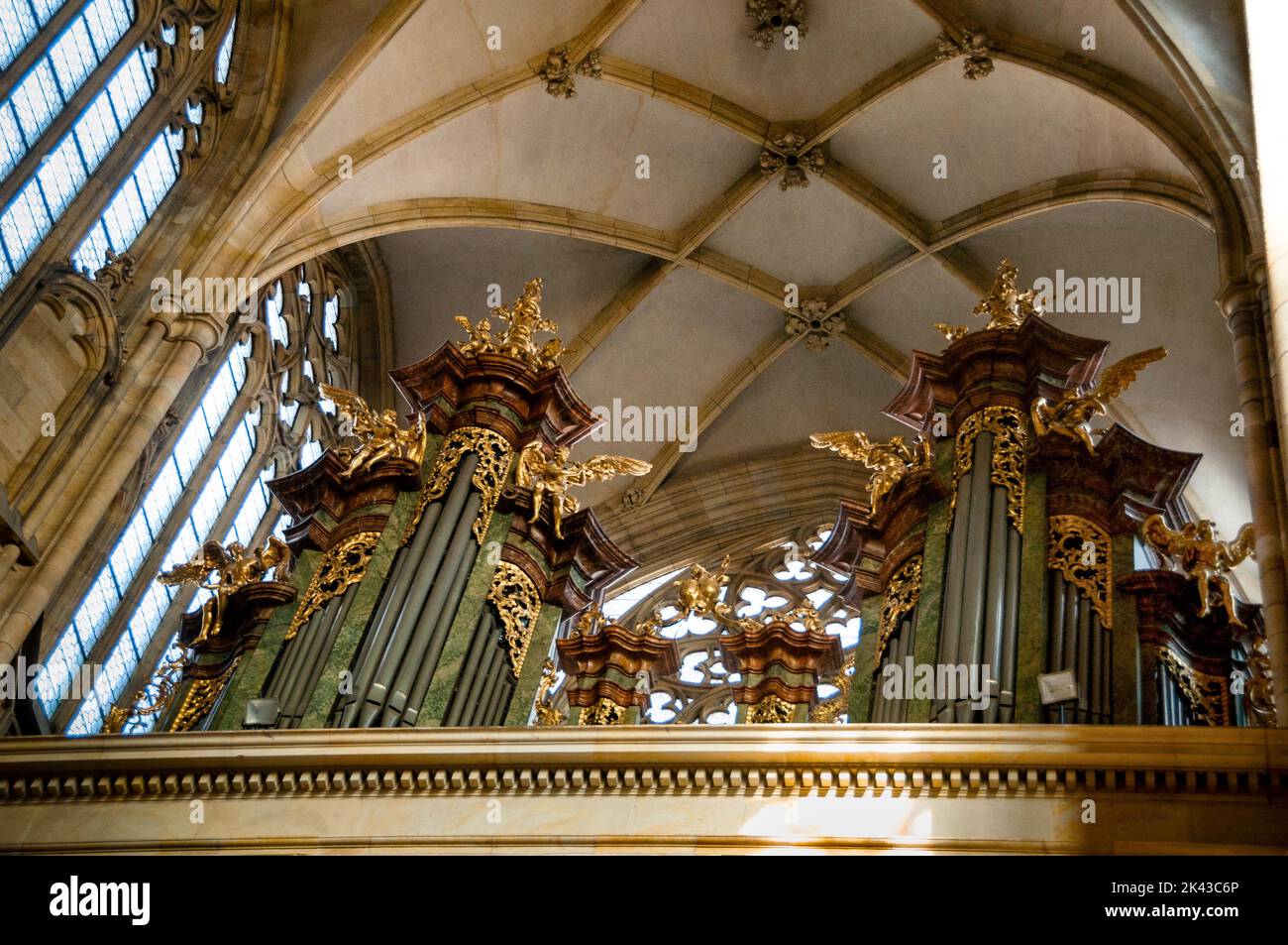 Parler's Vault Ceiling et orgue à pipe à la cathédrale Saint-Vitus, Prague, République Tchèque. Banque D'Images