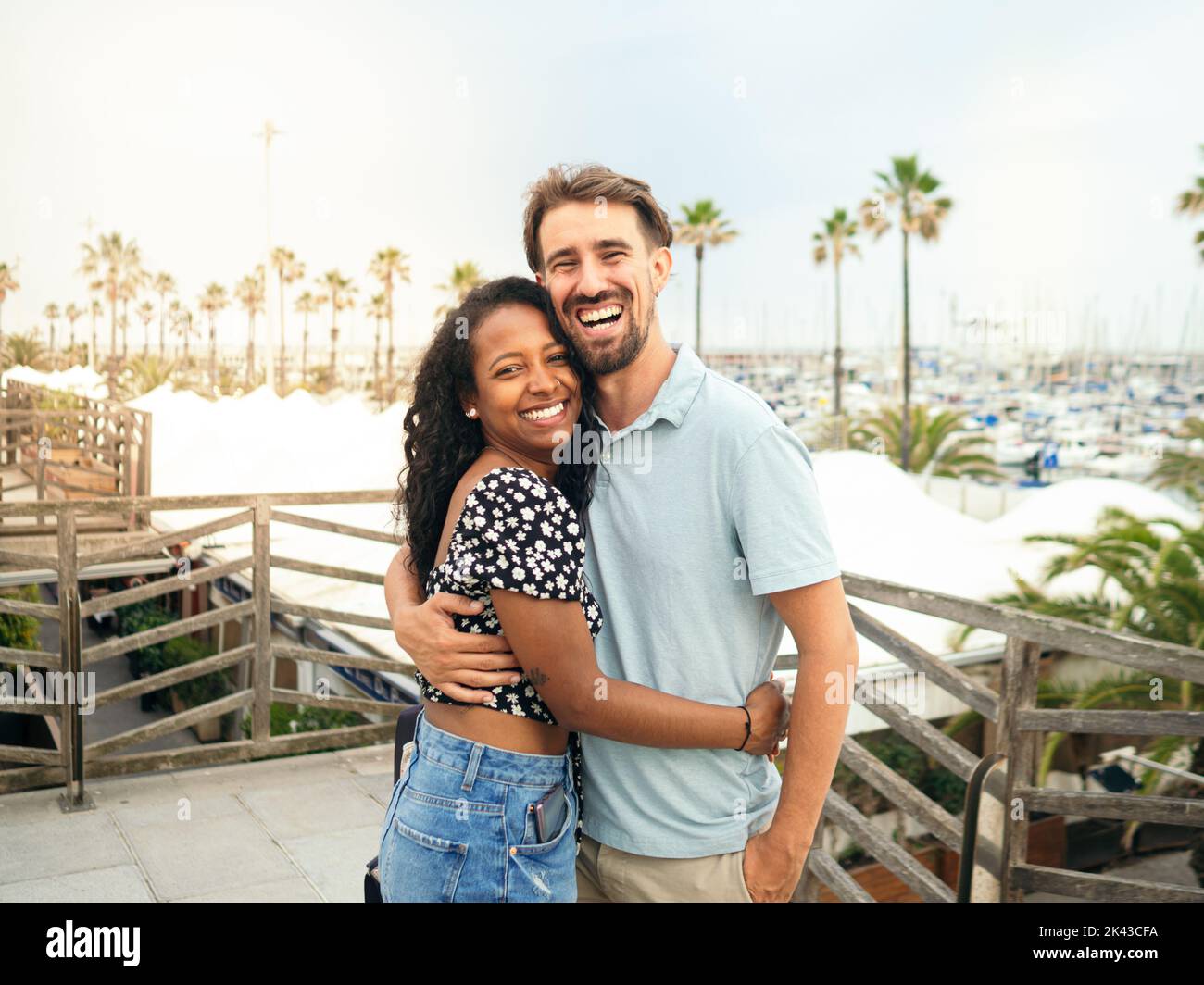 Un couple hétérosexuel souriant et souriant qui regarde la caméra pendant les vacances. Couple heureux, lune de miel, vacances Banque D'Images