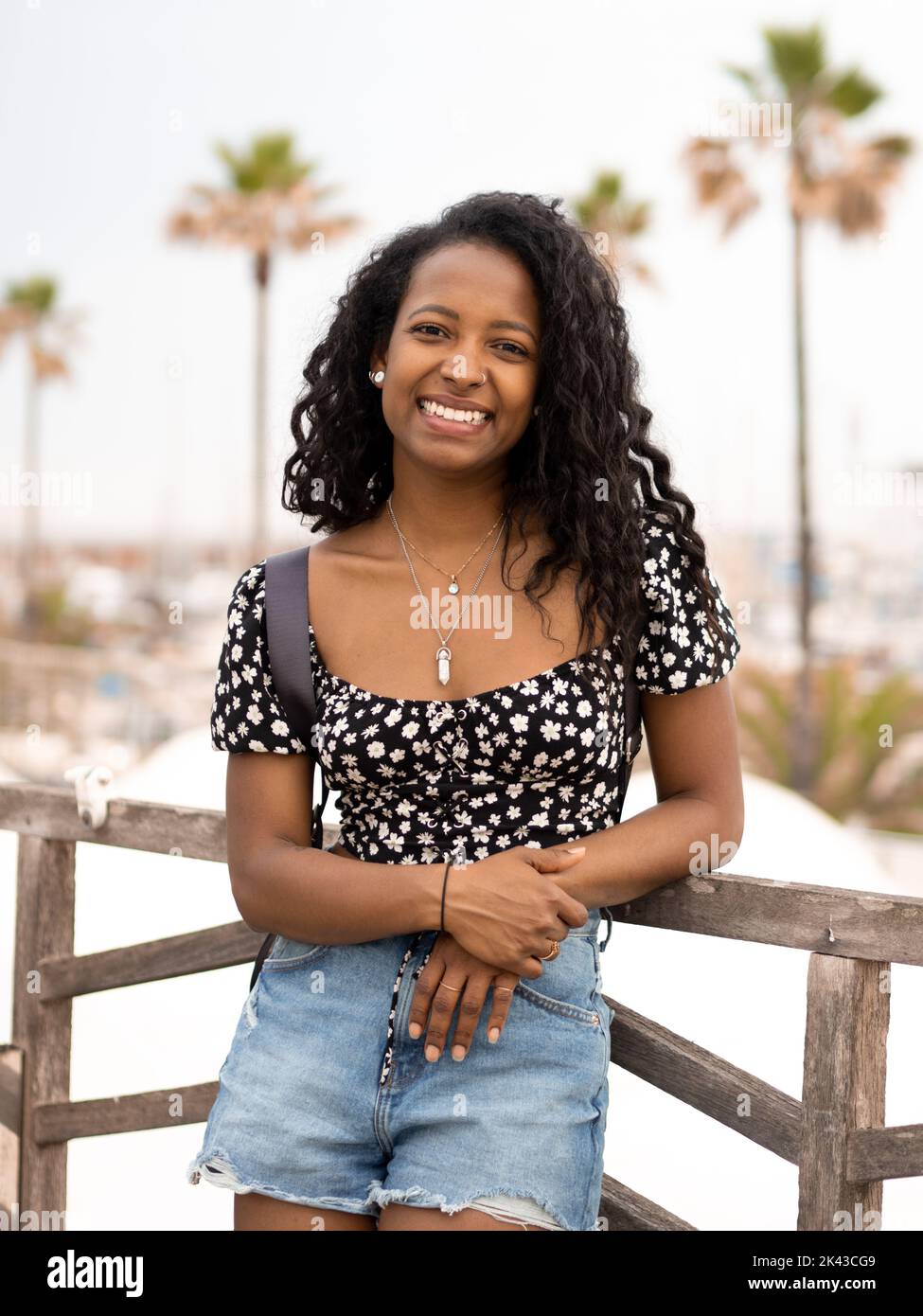 Jeune touriste afro-américaine souriante dans un endroit paradisiaque Banque D'Images