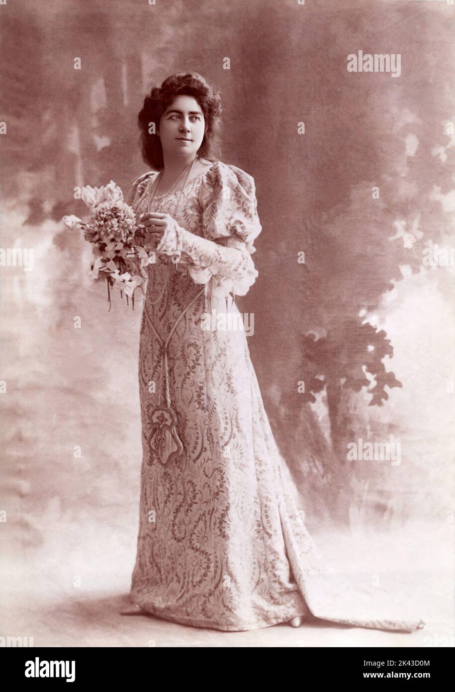 1895 CA , Paris , FRANCE : la célèbre chanteuse d'opéra française LOUISE GRANDJEAN ( 1870 - 1934 ) . Soprano opératrice qui a été particulièrement admirée pour ses représentations des héroïnes de Richard Wagner et Giuseppe Verdi . Elle a commencé sa carrière à Paris en 1894 où elle est devenue une chanteuse populaire et active jusqu'en 1911. Elle est également apparue régulièrement en Allemagne au cours de la première décennie du XXe siècle avec un grand succès. Photographe inconnu . - BELLE EPOQUE - OPERA LIRICA - DIVA - DIVINA - OPERA LIRICA - CANTANTE - '800 - 800 -- ARCHIVIO GBB Banque D'Images
