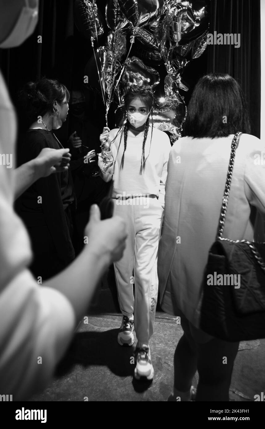 SHANGHAI, CHINE - 29 SEPTEMBRE 2022 - l'actrice Bai lu porte un survêtement bleu alors qu'elle marche sur la piste pour la marque Pony pendant la SS 2023 Shanghai Fashio Banque D'Images