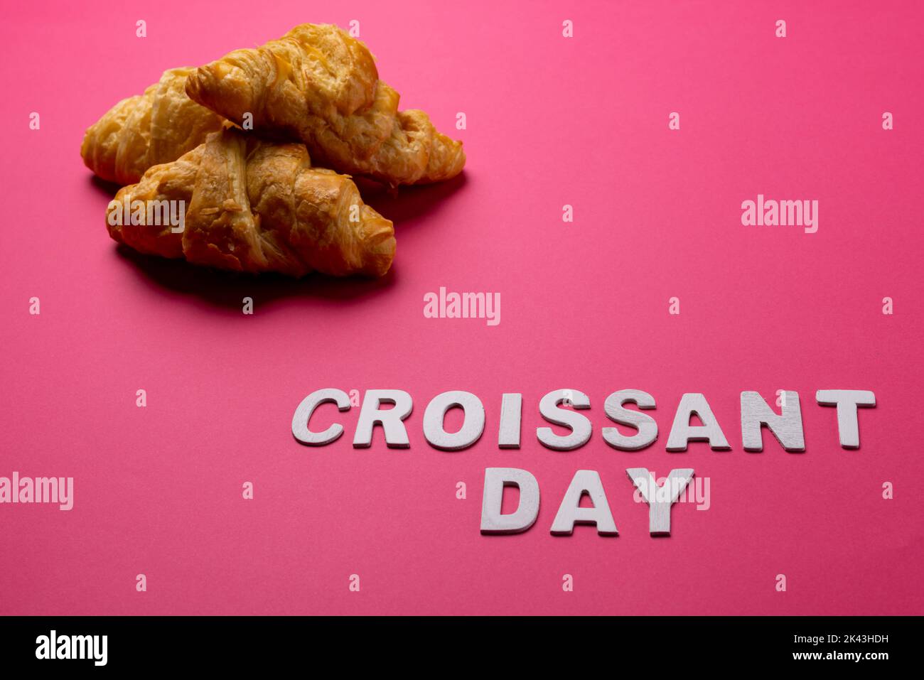 Image de croissants et de croissants sur fond rose Banque D'Images