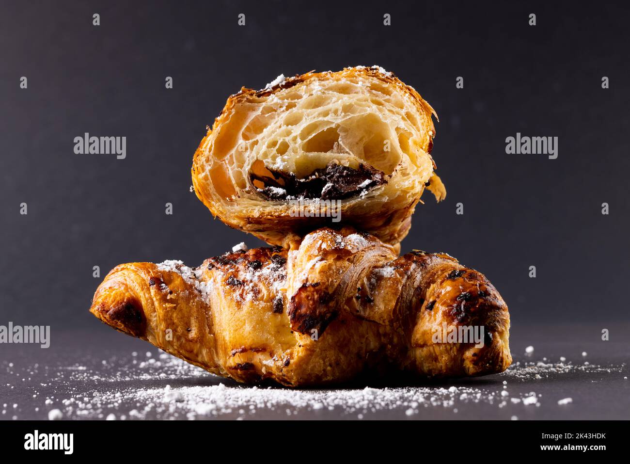 Image de croissants au chocolat sur une surface gris foncé Banque D'Images