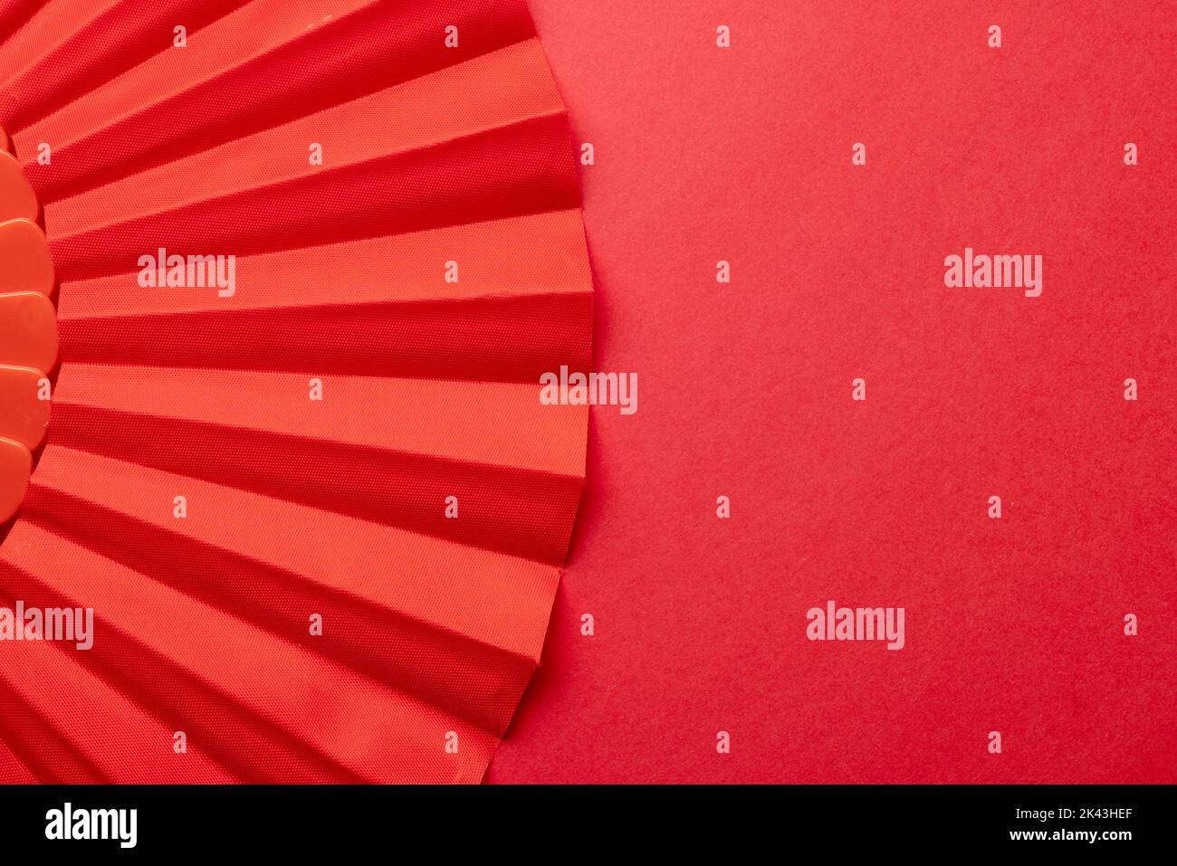 Composition du ventilateur chinois traditionnel sur fond rouge Banque D'Images