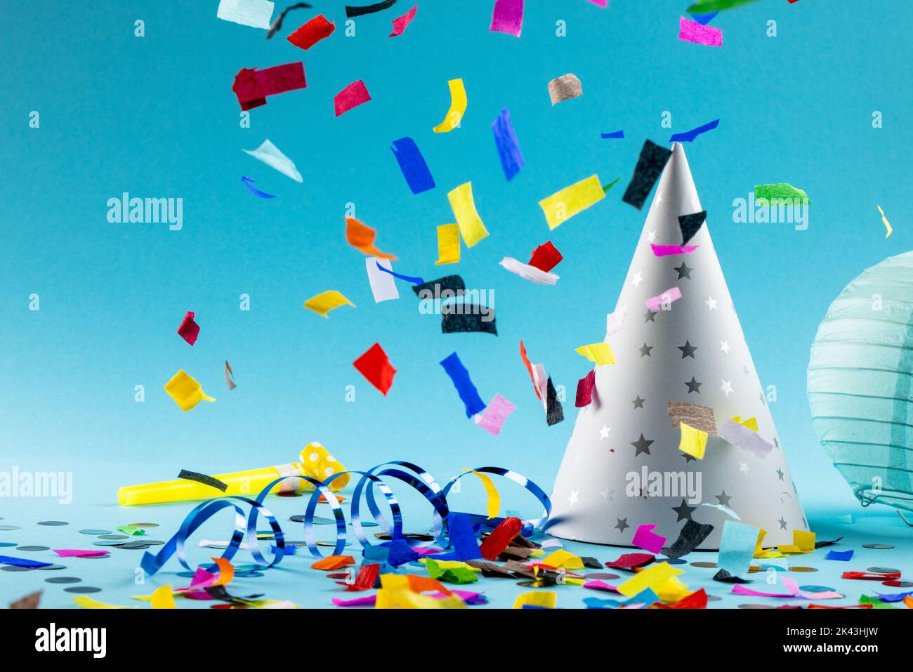 Composition de gros plan des décorations du nouvel an sur fond bleu Banque D'Images