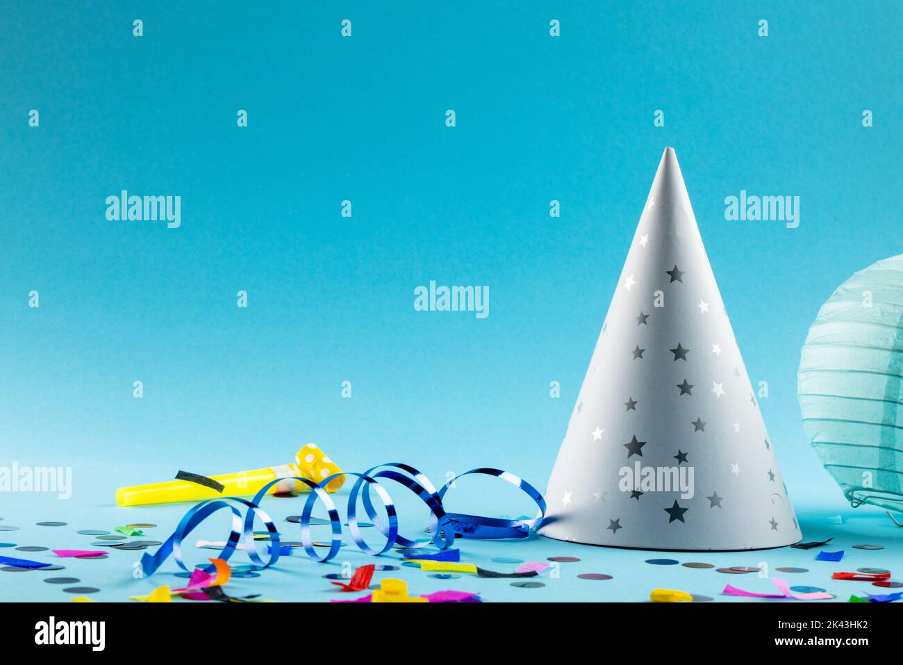 Composition de gros plan des décorations du nouvel an sur fond bleu Banque D'Images