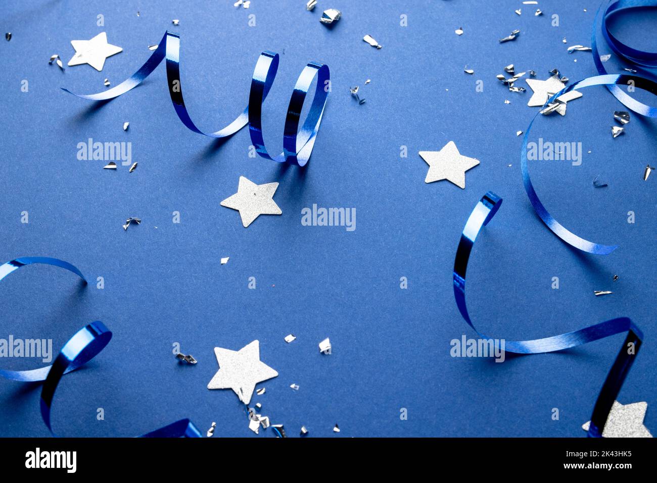 Composition de gros plan des décorations du nouvel an sur fond bleu Banque D'Images