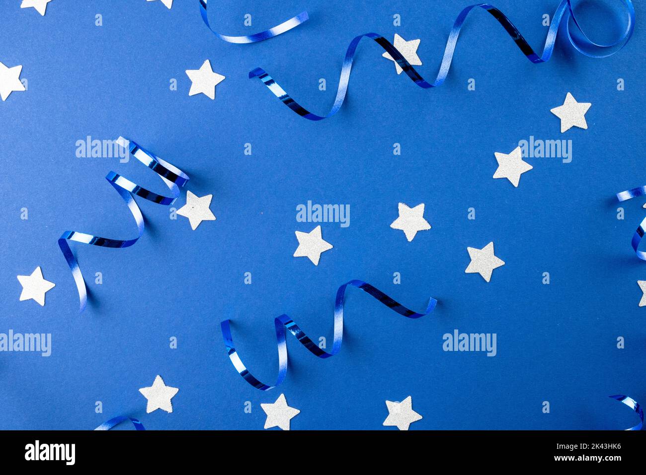 Composition de gros plan des décorations du nouvel an sur fond bleu Banque D'Images