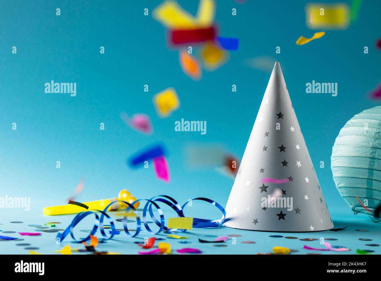 Composition de gros plan des décorations du nouvel an sur fond bleu Banque D'Images