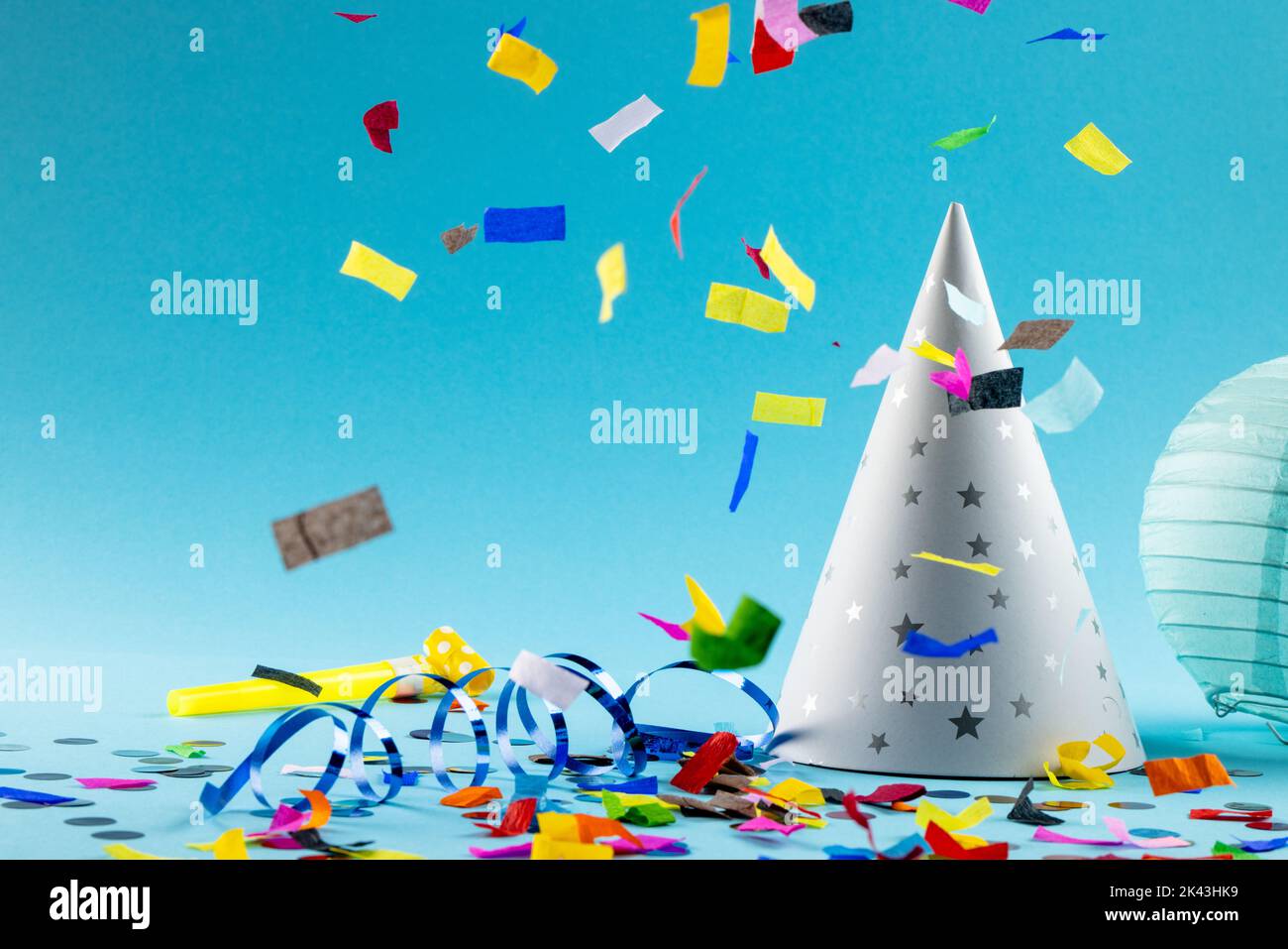 Composition de gros plan des décorations du nouvel an sur fond bleu Banque D'Images