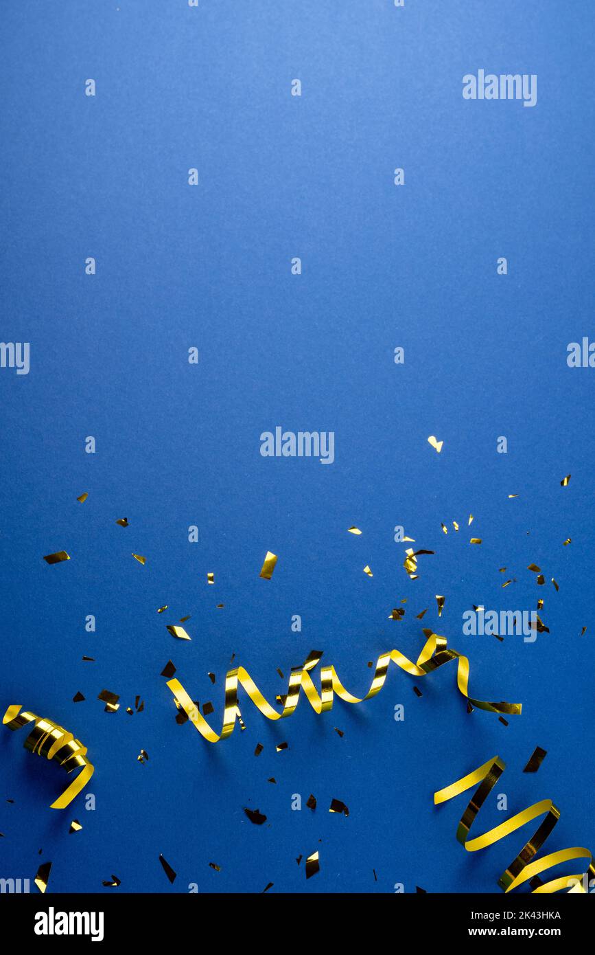 Composition de gros plan des décorations du nouvel an sur fond bleu Banque D'Images