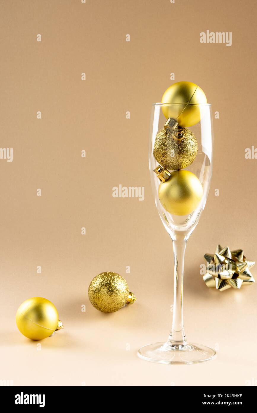 Composition du gros plan du champagne du nouvel an et des décorations sur fond beige Banque D'Images