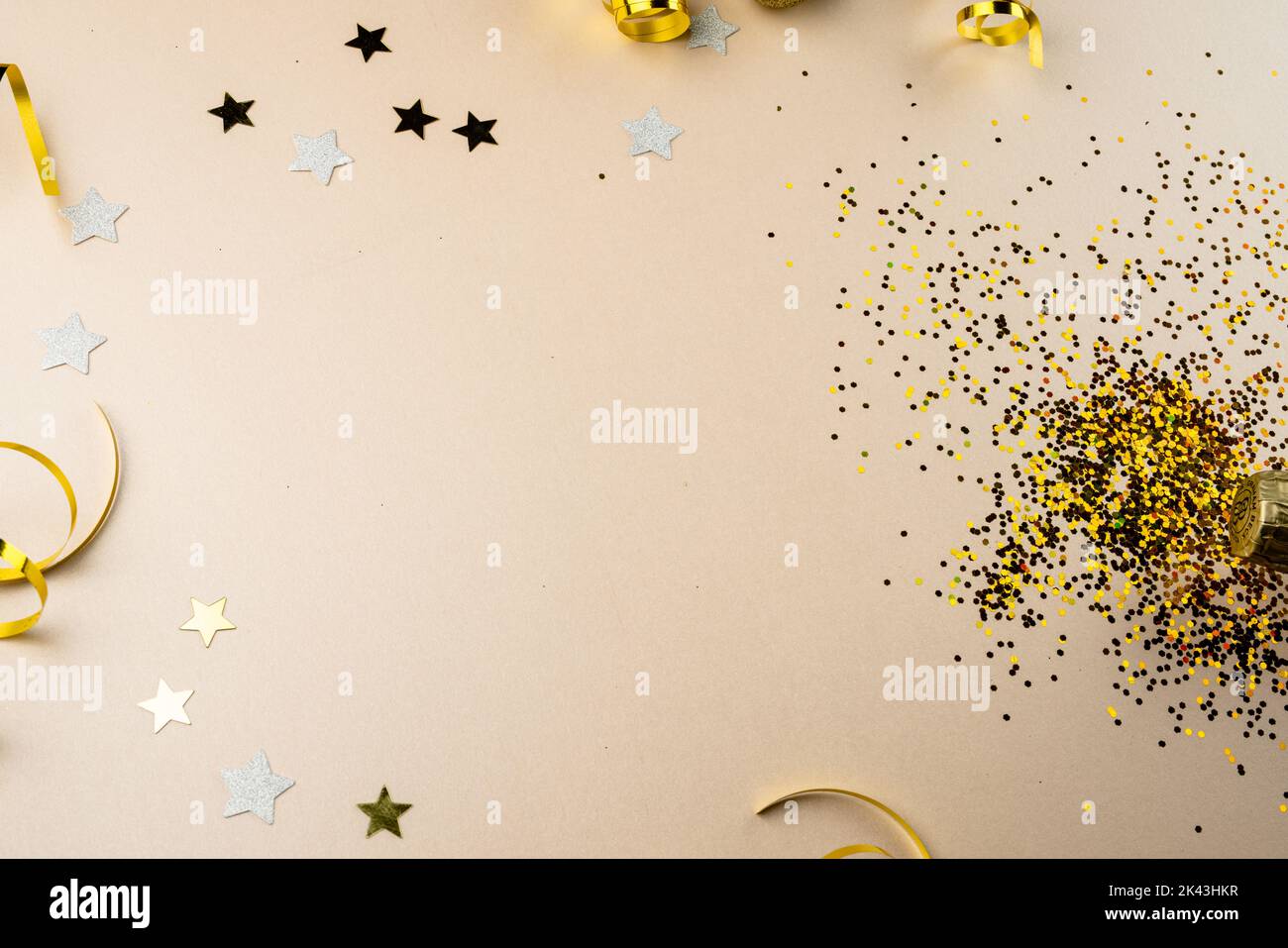 Composition de gros plan des décorations du nouvel an sur fond blanc Banque D'Images