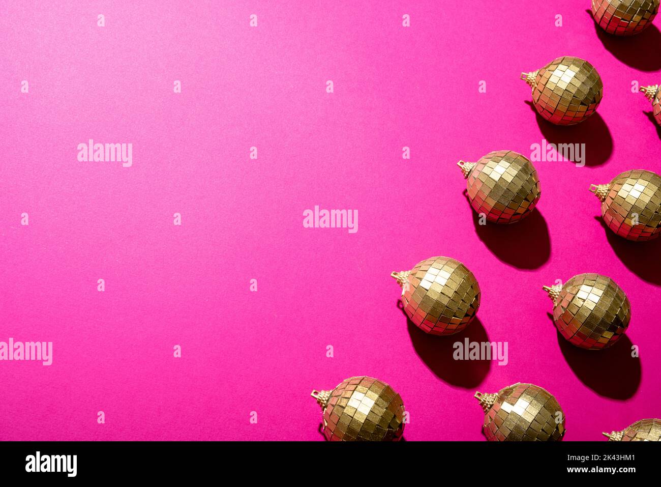 Composition de gros plan de boules du nouvel an sur fond rose Banque D'Images