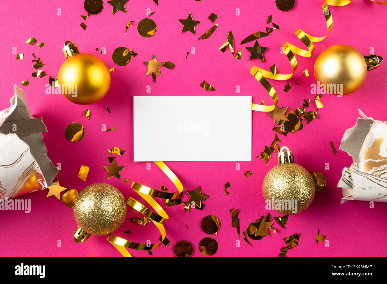 Composition de gros plan de la main avec des décorations du nouvel an sur fond rose Banque D'Images