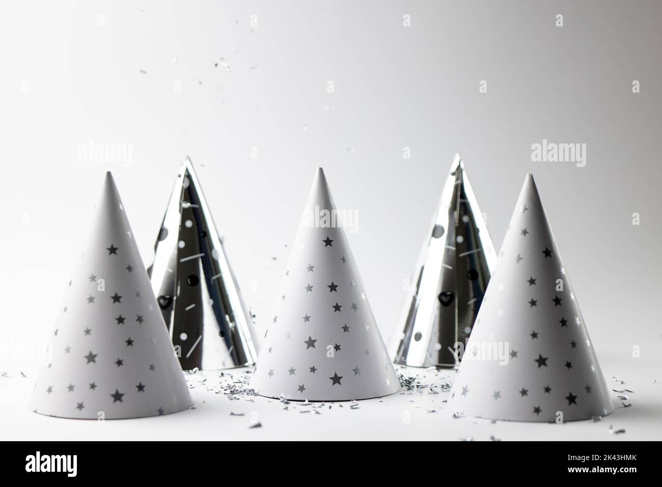 Composition de gros plans de chapeaux et de confettis du nouvel an sur fond blanc Banque D'Images