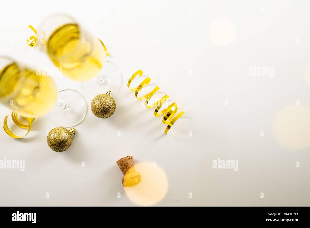 Composition du gros plan du champagne du nouvel an et des décorations sur fond blanc Banque D'Images