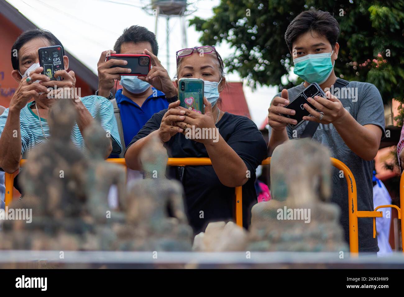 Chiang Mai, Thaïlande. 29th septembre 2022. Les gens prennent des photos de la statue de Bouddha de l'ancienne pagode bouddhiste une pagode bouddhiste vieille de 500 ans au temple de Sri Suphan dans le quartier de Muang de Chiang Mai qui s'est effondrée en raison des fortes pluies. La pagode bouddhiste antique du temple de Sri Suphan s'est effondrée après avoir été usée par la pluie tout au long de la semaine, ce qui a poussé les responsables du département des Beaux-Arts à se précipiter pour évaluer les dégâts. (Credit image: © Pongmanat Tasiri/SOPA Images via ZUMA Press Wire) Banque D'Images