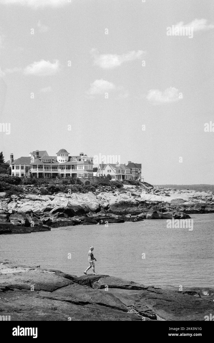 Une vue sur l'hôtel Cliff House de l'autre côté de la baie depuis le phare de Nubble sur le cap Neddick, Maine. L'image a été capturée en noir et blanc fi analogique Banque D'Images