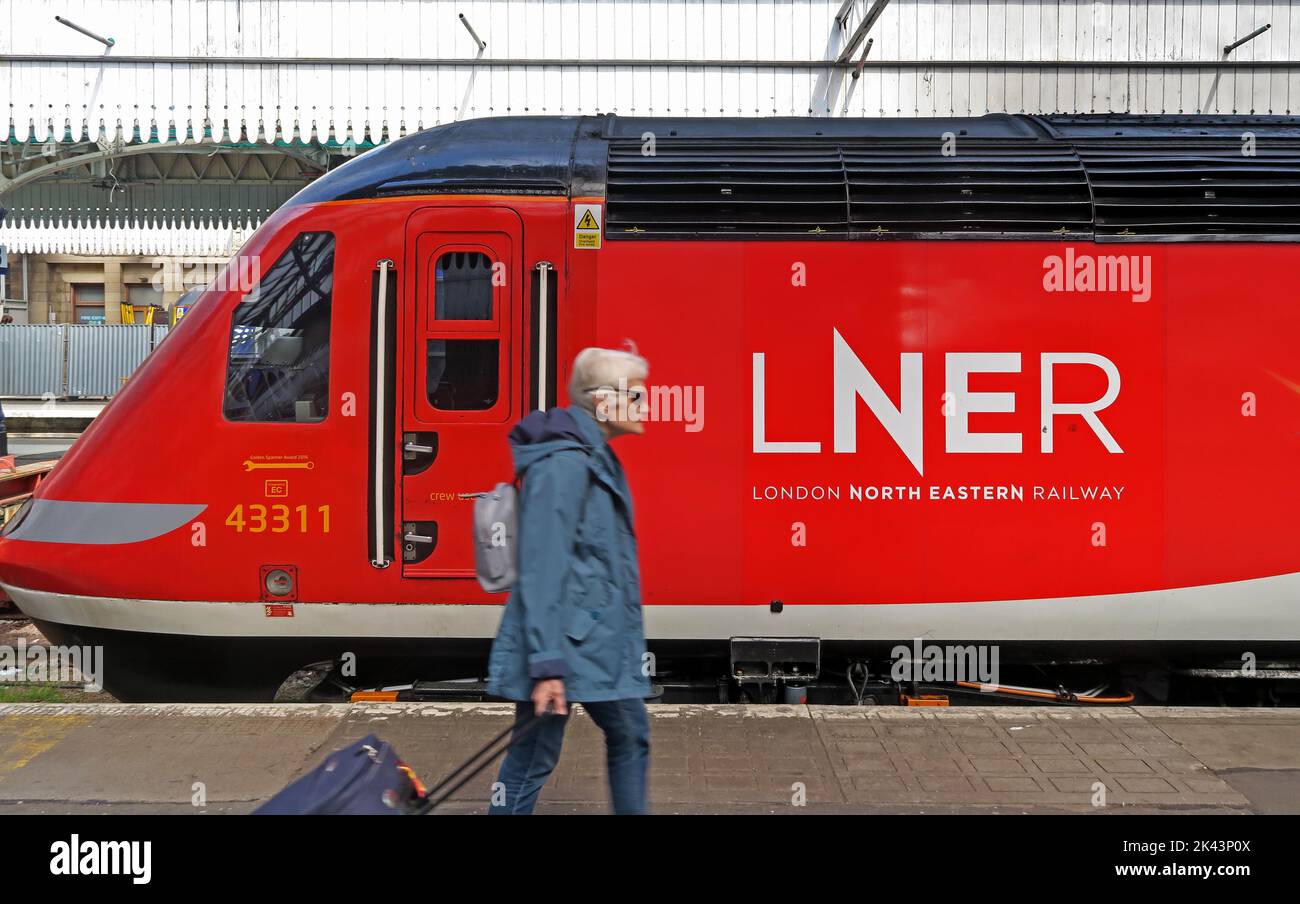 Passager passant devant un TRAIN de LNER moteur 43311, à la gare d'Aberdeen, Guild St, Aberdeen, Écosse, Royaume-Uni, AB11 6LX Banque D'Images