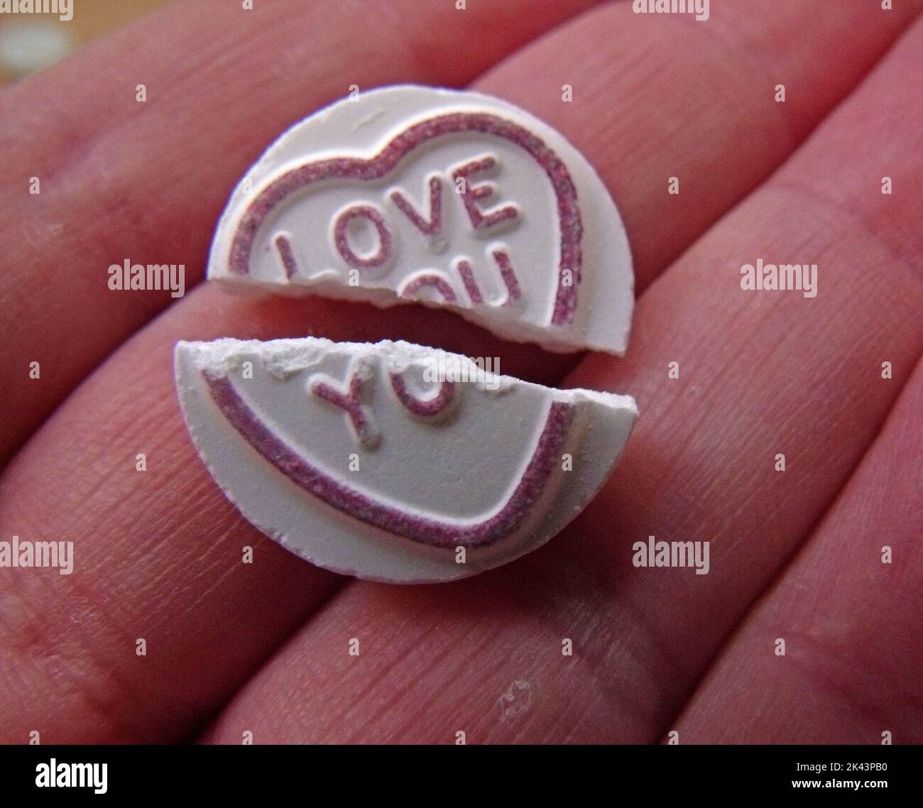 Divorce, quand l'amour se brise, un coeur d'amour brisé, tenu dans une main Banque D'Images