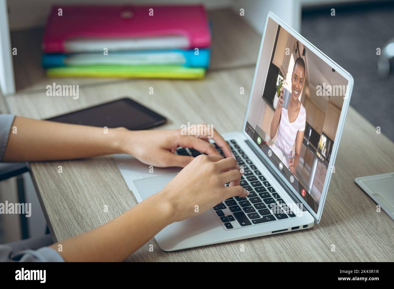 Les mains rognées d'une femme d'affaires caucasienne discutant avec un collègue au lieu d'un ordinateur portable au bureau Banque D'Images