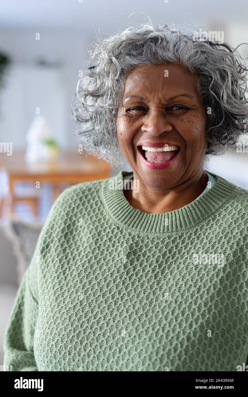 Portrait de femmes africaines américaines âgées heureuses dans le salon ensoleillé Banque D'Images
