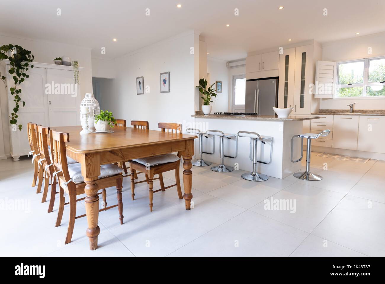 L'intérieur d'une belle grande cuisine moderne avec un coin repas Banque D'Images