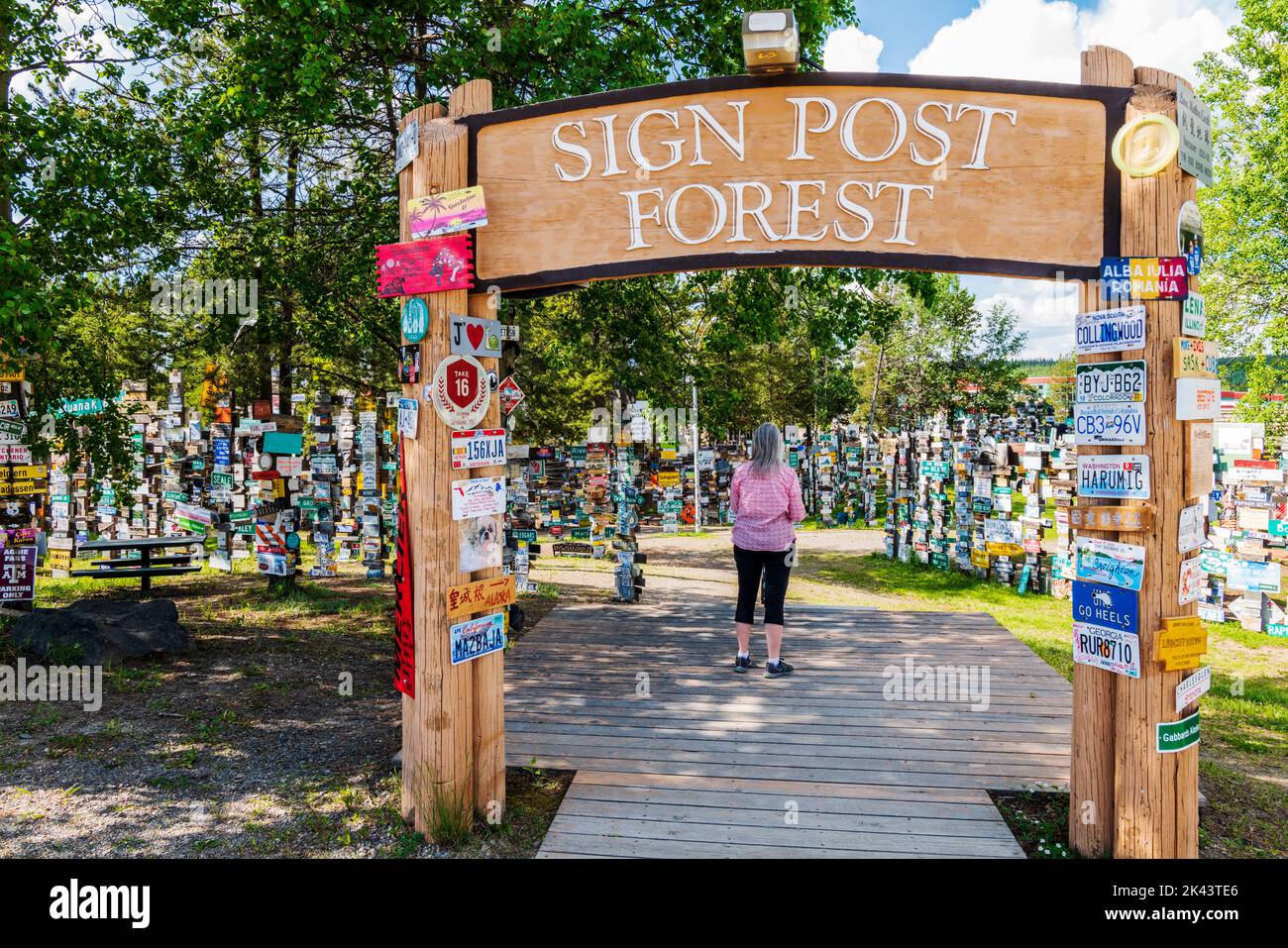 Les voyageurs affichent plus de 100 000 panneaux à la forêt de Watson Lake Sign Post, à Watson Lake, aux Territoires du Yukon et au Canada Banque D'Images