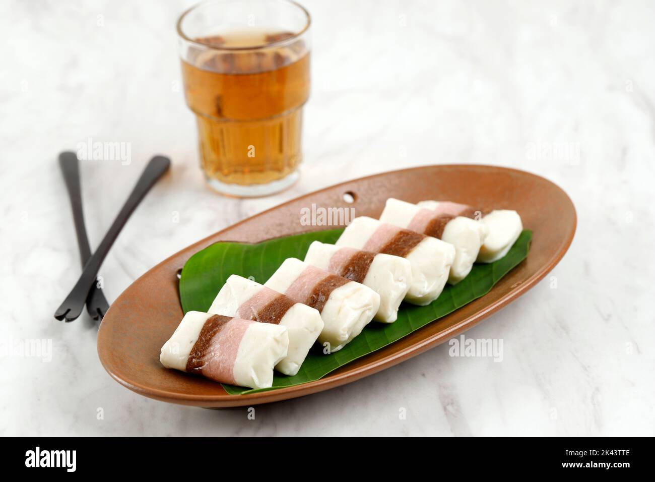 Getuk Tigna Warna ou Getuk Trio, en-cas javanais traditionnel sucré de Magelang. Un mélange de manioc, de sucre et de noix de coco Banque D'Images