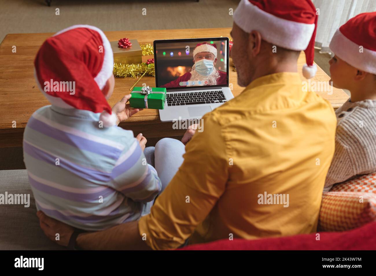 Père et fils caucasiens faisant un portable de noël appel vidéo avec le