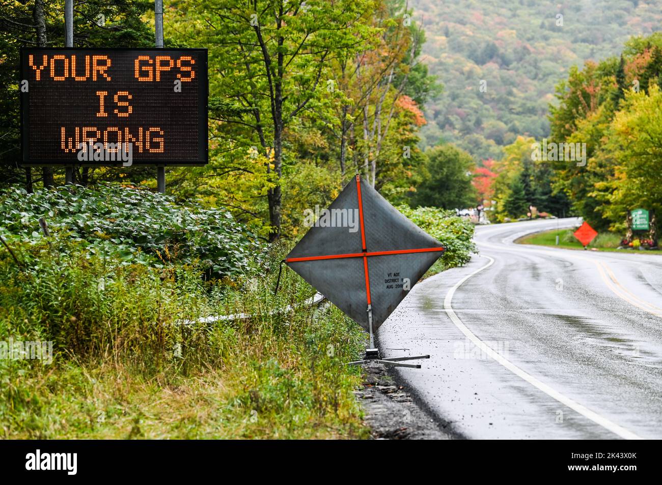 Signe GPS affiché à Stowe, VT, États-Unis, parce que les gros camions suivent le GPS et se coincent dans le col de montagne de Notch, des passeurs sinueux et escarpés. Banque D'Images