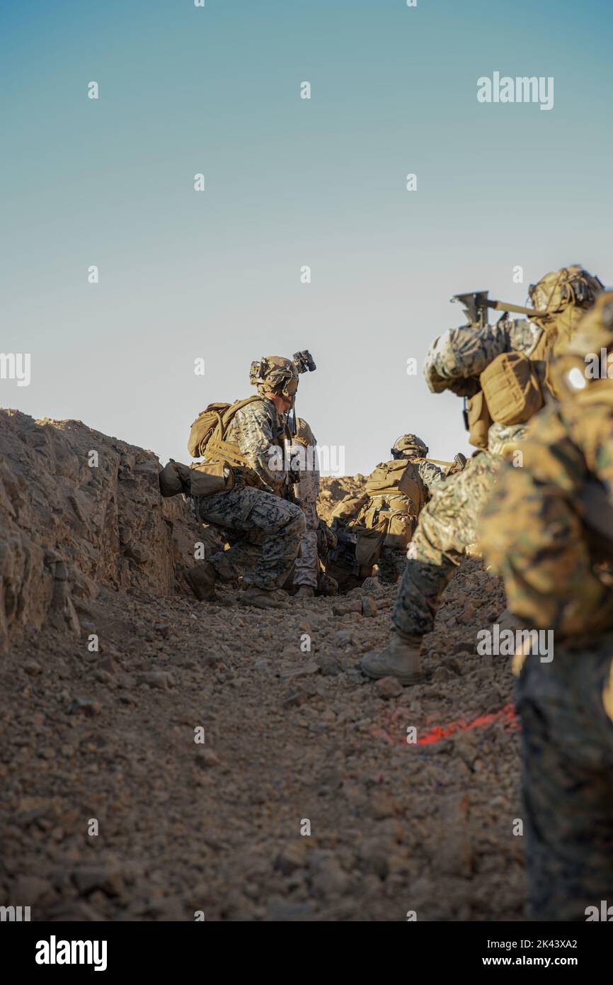 Marines des États-Unis assignées à la Compagnie Alpha; 1st Bataillon; 1st Marine Regiment; 1st Marine Division; entreposez dans une tranchée tout en manœuvrant sur la gamme 800 lors d'un exercice de champ de bataillon au camp de base du corps des Marines Pendleton; Californie; 20 septembre; 2022. La gamme 800 a amélioré l’efficacité de la Compagnie Alpha dans les opérations de peloton indépendant et les compétences de base de l’équipe de soutien au feu pendant le FEX plus important; elle a pour but d’accroître l’état de préparation au combat du bataillon. (É.-U. Photo du corps marin par Sgt. Sydney Smith) Banque D'Images