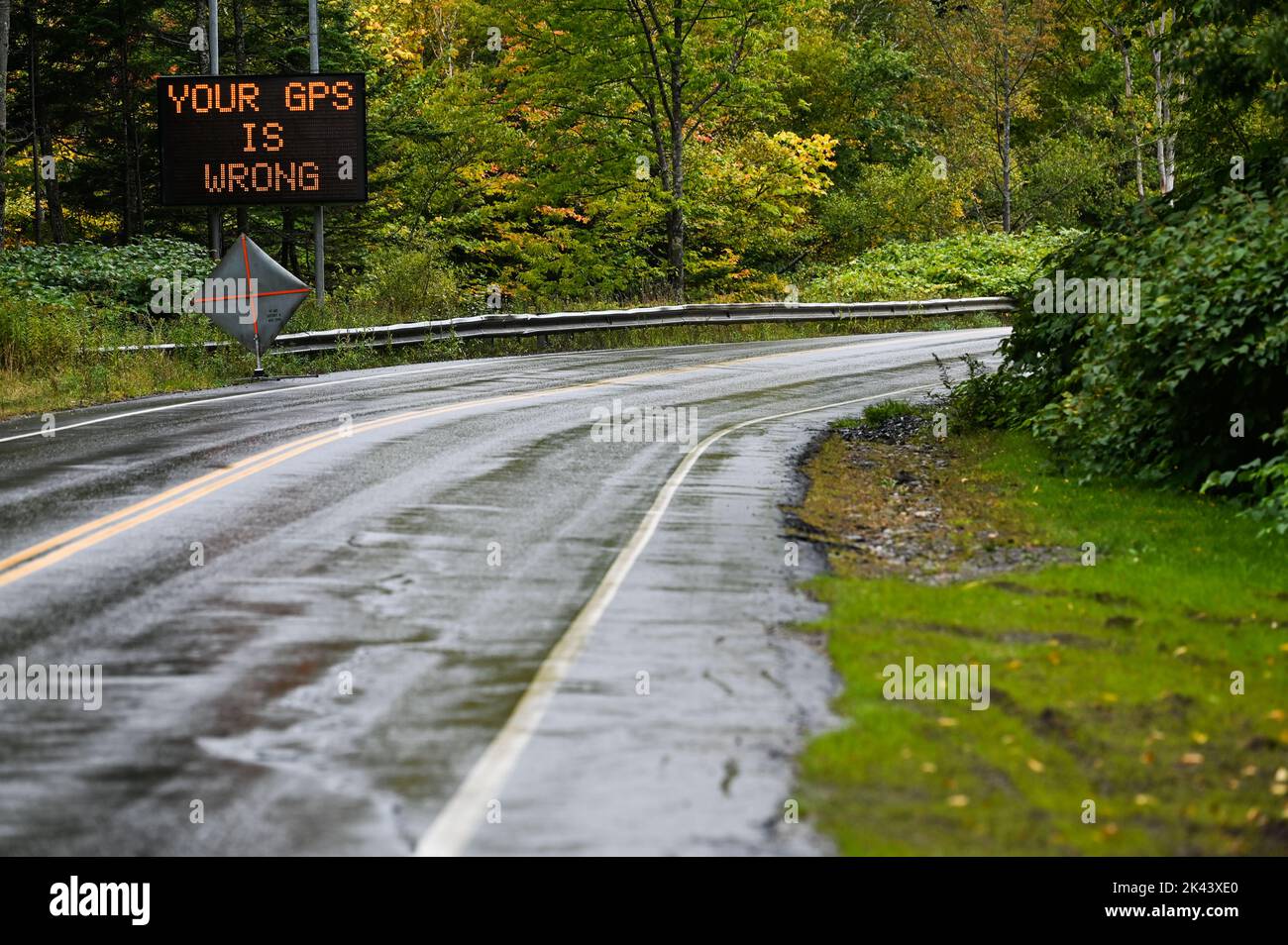 Un panneau d'avertissement GPS est affiché à Stowe, VT, États-Unis, car les gros camions suivent le GPS et se coincent dans le col de montagne Notch, un passage de passeurs sinueux et escarpé. Banque D'Images