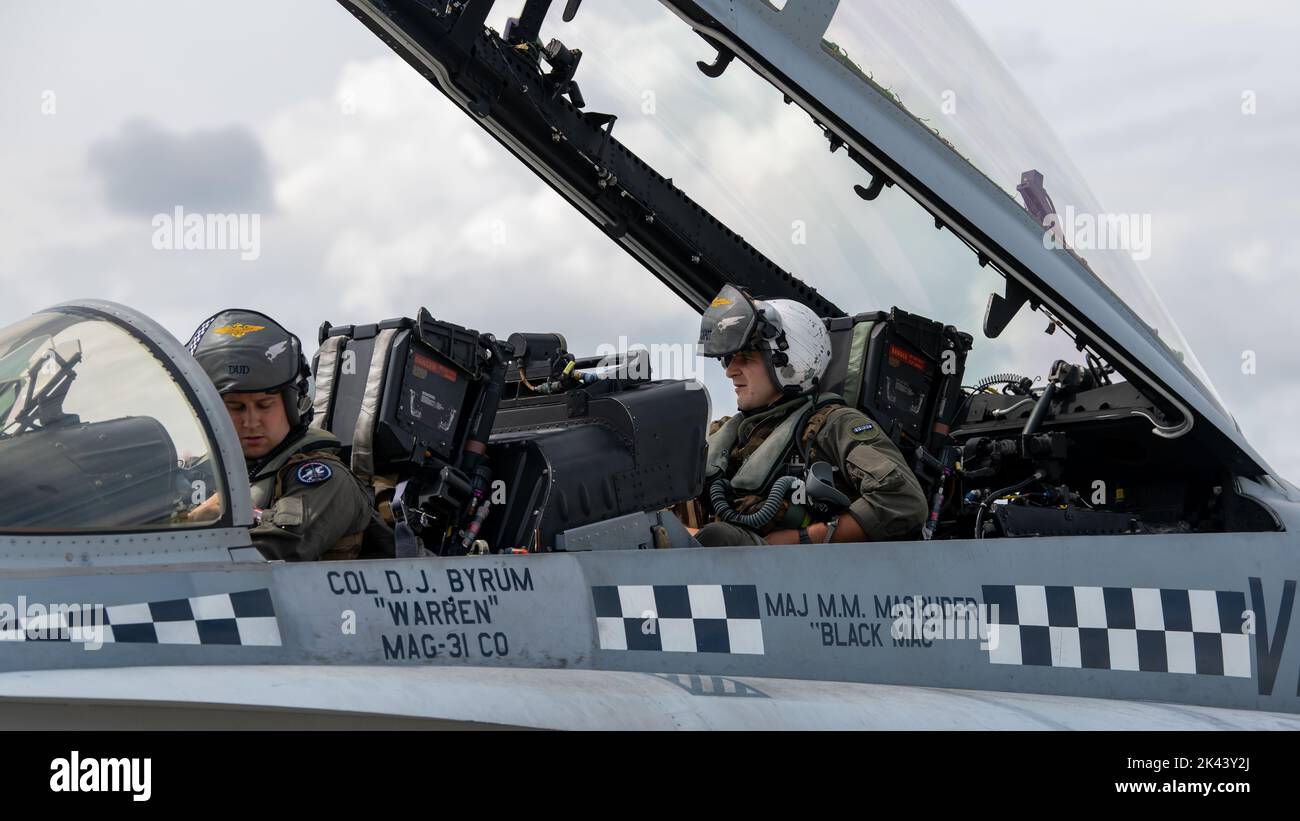 Le capitaine du corps des Marines des États-Unis, Stuart Griffiths, un pilote d'avion F/A-18D Hornet (à gauche), et le capitaine Raymond Rickenbach, un officier du système d'armes F/A-18D Hornet (à droite), tous deux de l'escadron d'attaque de chasseurs toutes saisons maritimes (VMFA(AW) 533), effectuent des contrôles en amont à la station aérienne du corps des Marines Iwakuni, au Japon, le 28 septembre 2022. Les Marines de l’escadron d’attaque de chasseurs marins (AFMV) 121, de la VMFA-242 et de la VMFA(AW)-533 ont mené un exercice de tir de missile en direct afin d’accroître la compétence en matière d’armes et d’améliorer l’état de préparation au combat des escadrons dans l’environnement air-air. (É.-U. Photo du corps marin par Cpl. Gabriel Durand) Banque D'Images