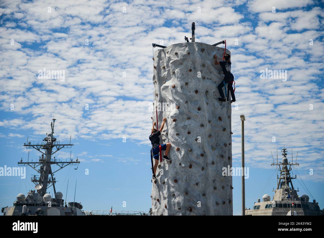 220924-N-MJ716-0542 BASE NAVALE SAN DIEGO (SEPT 24, 2022) deux invités assistant à la célébration du centenaire de la base navale de San Diego (NBSD), monter un mur de rochers le 24th septembre. La NBSD a organisé un événement public en reconnaissance du fait que la base a atteint 100 ans de service depuis sa fondation, le 23 février 1922. La célébration a comporté des excursions en bateau, un spectacle de voiture, un concert, et une atmosphère de foire avec des stands de nourriture, de marchandises et d'information, et des manèges. (É.-U. Navy photo by Mass communication Specialist 1st Class Austin Haist/publié) Banque D'Images