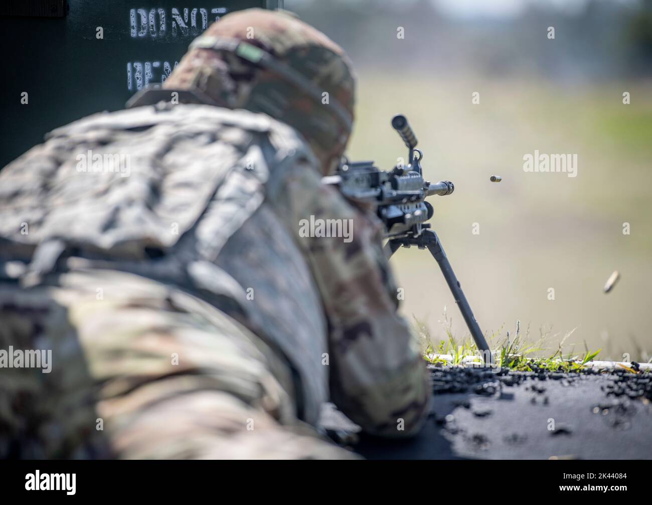 Les soldats de la compagnie chimique 370th participent aux qualifications d'armes sur les champs de tir à fort McCoy, Wisconsin, dans le cadre de l'exercice Red Dragon en août 2022. Photo de l'armée américaine par Kevin W. Clark Banque D'Images