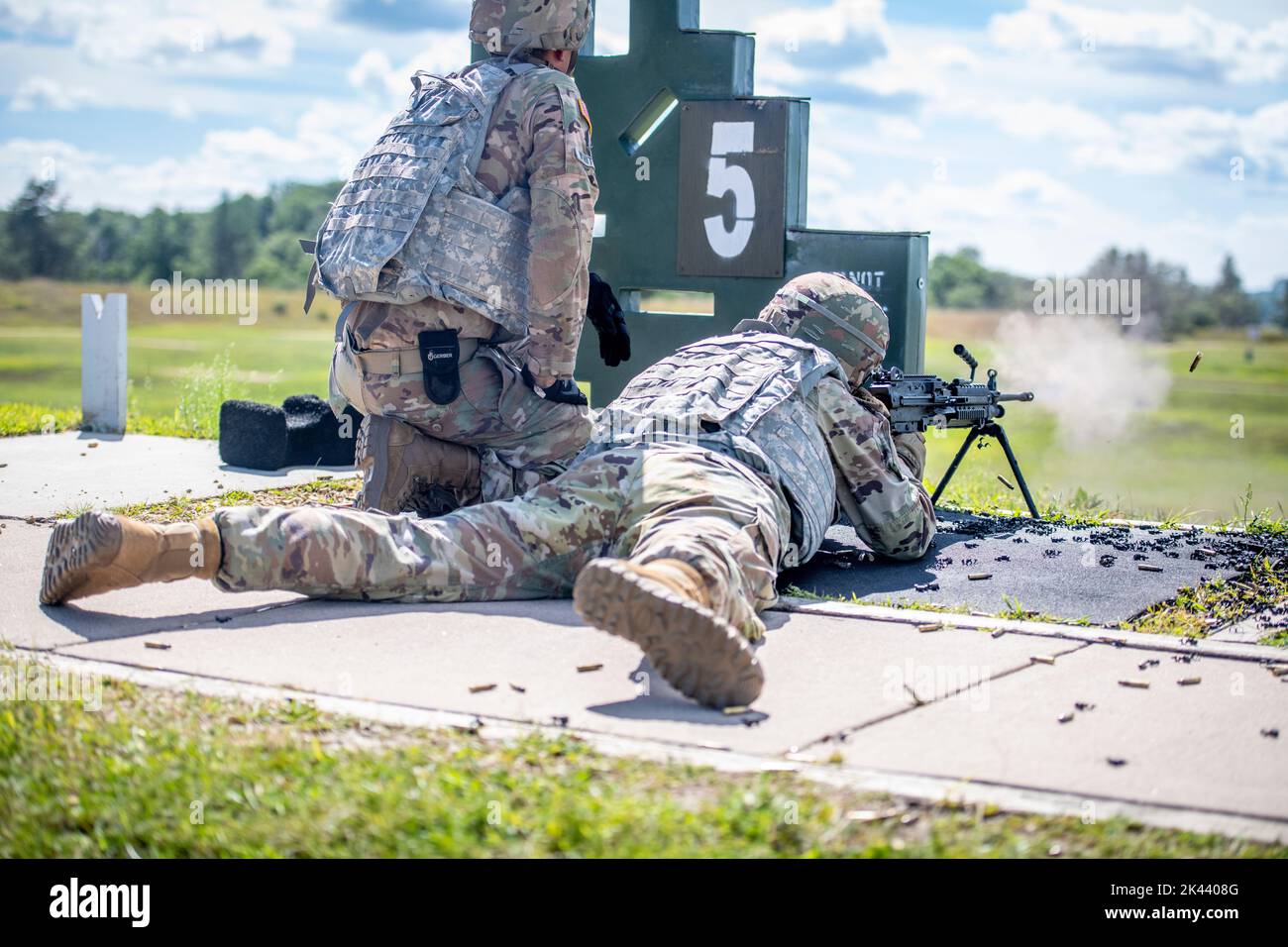 Les soldats de la compagnie chimique 370th participent aux qualifications d'armes sur les champs de tir à fort McCoy, Wisconsin, dans le cadre de l'exercice Red Dragon en août 2022. Photo de l'armée américaine par Kevin W. Clark Banque D'Images