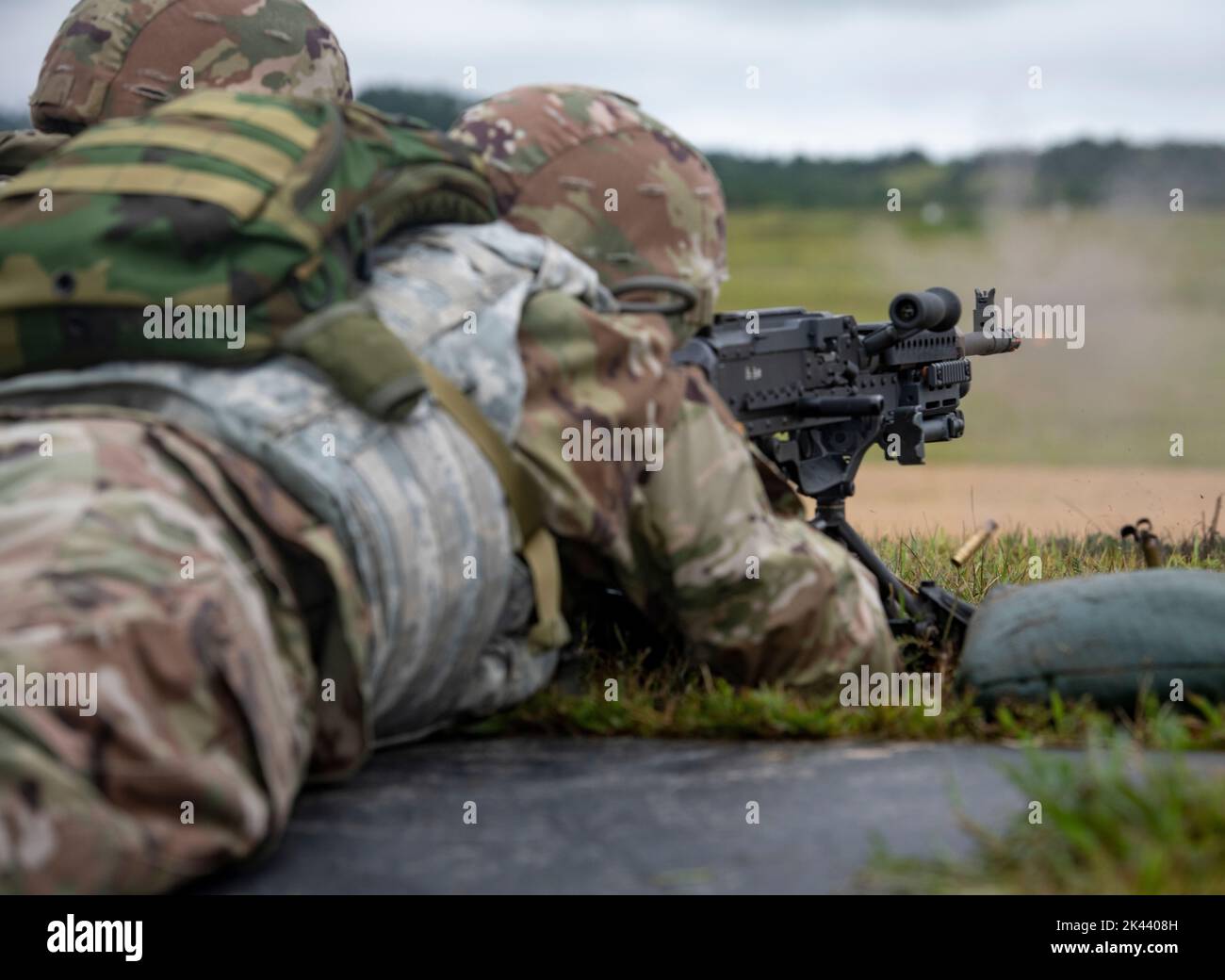 Les soldats de la compagnie chimique 370th participent aux qualifications d'armes sur les champs de tir à fort McCoy, Wisconsin, dans le cadre de l'exercice Red Dragon en août 2022. Photo de l'armée américaine par Kevin W. Clark Banque D'Images
