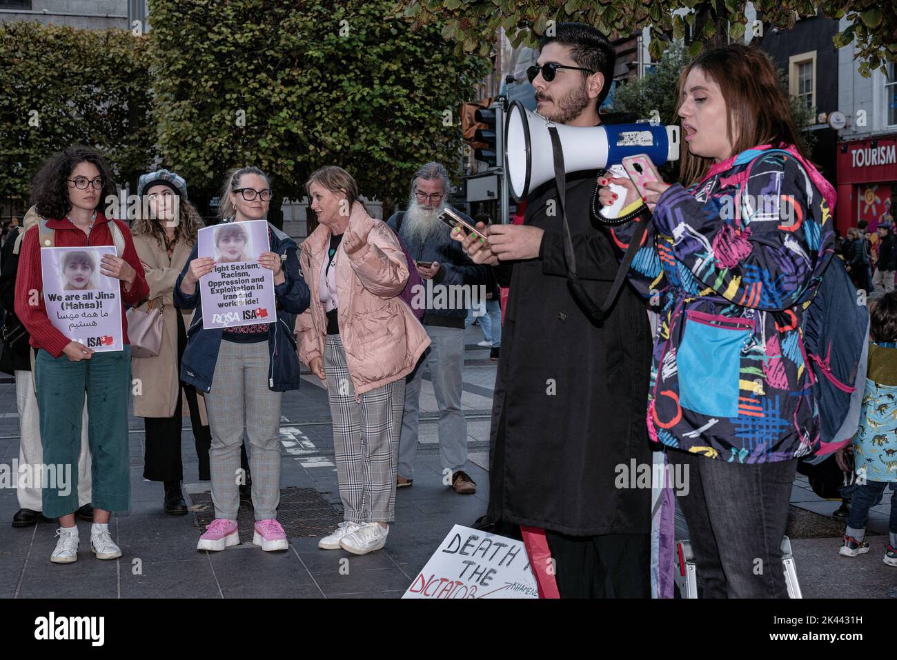 Dublin, Irlande. 28th septembre 2022. Les manifestants tiennent des écriteaux exprimant leur opinion pendant la manifestation. La mort de Mahsa Amini a incité les manifestants à se rassembler dans le centre-ville de Dublin pour appeler à la liberté des femmes iraniennes et à protester contre le gouvernement iranien. Dans le monde entier et en Iran, un nombre important de personnes protestent et depuis le début des manifestations, 41 personnes auraient été tuées en Iran. Crédit : SOPA Images Limited/Alamy Live News Banque D'Images